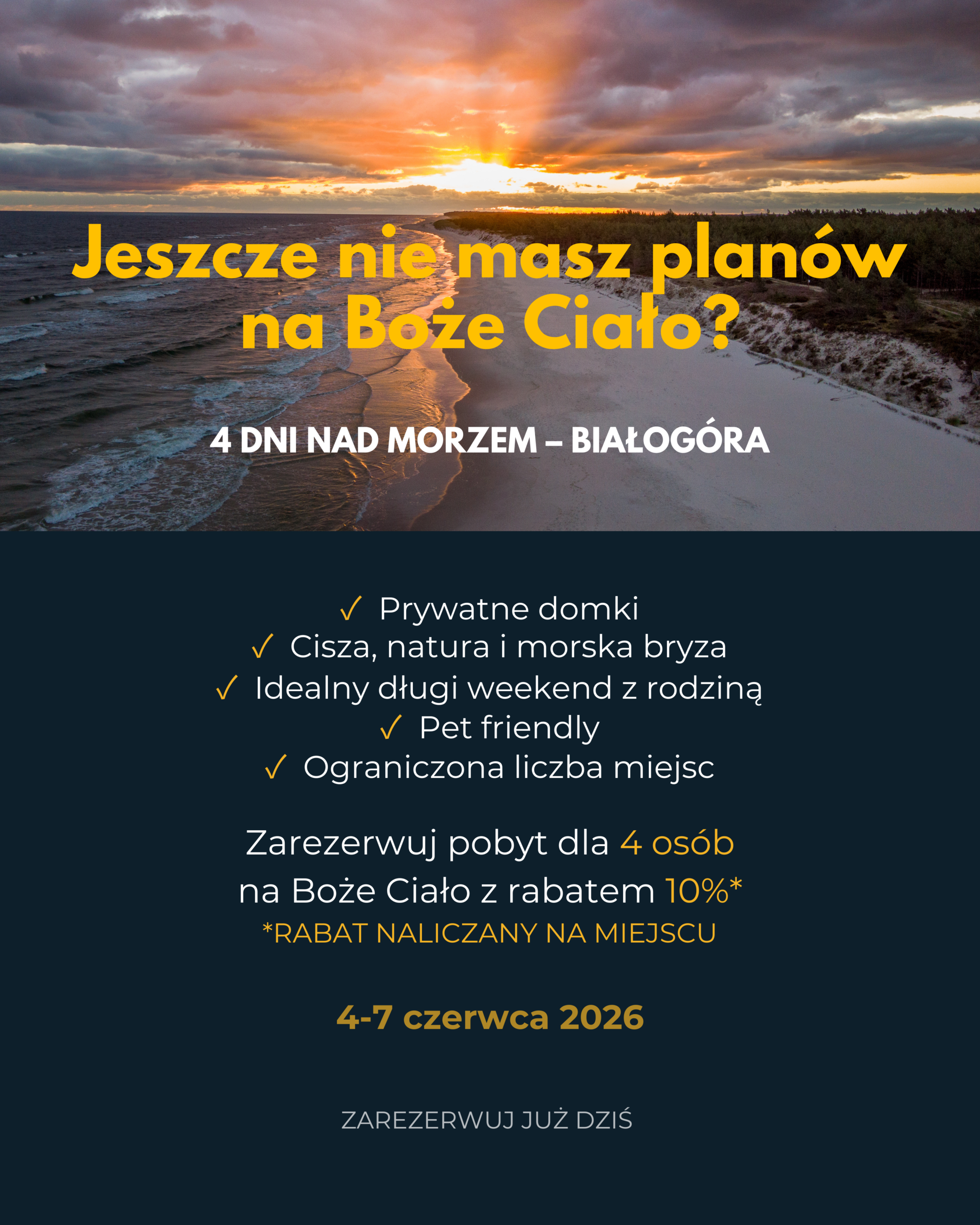 Baner reklamowy przedstawiający zachód słońca nad plażą i morzem w Białogórze. Na zdjęciu widoczna jest piaszczysta plaża, fale oraz las w tle. Na grafice umieszczono tekst promujący 4-dniowy pobyt nad morzem na Boże Ciało w terminie 4–7 czerwca 2026. Oferta obejmuje prywatne domki, spokojną okolicę, pobyt przyjazny zwierzętom oraz 10% rabatu przy rezerwacji dla 4 osób.